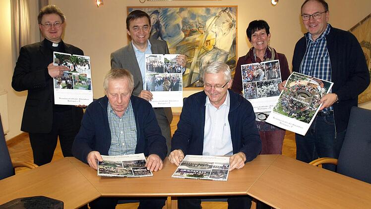 Ein rundum gelungener Kalender, das finden auch Pater Jan Poja und Bürgermeister Jens Korn (stehend von links). Darüber freuen sich die "Macher" Michael Förner, Franz Behrschmidt (sitzend von li.) sowie Annegret Hümmrich und Dieter Müller. Foto: Susanne Deuerling