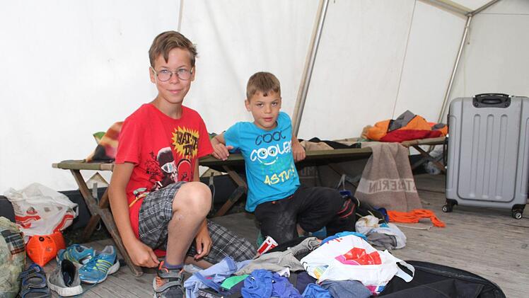 Auch Justin Wagner (12) und Rayan Kassem (8) packen ihre Koffer. Die Jungs hatten in Stadtsteinach eine gute Zeit Foto: Sonny Adam