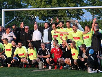 Ausgelassene Freude herrscht bei den Spielern, Fans und Betreuern des SC Sylvia Ebersdorf. Auch Bürgermeister Bernd Reißenweber (Mitte, weißes Hemd) feiert mit "seinem" Klub.