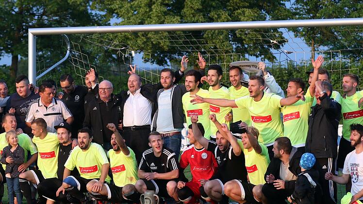 Ausgelassene Freude herrscht bei den Spielern, Fans und Betreuern des SC Sylvia Ebersdorf. Auch Bürgermeister Bernd Reißenweber (Mitte, weißes Hemd) feiert mit "seinem" Klub.