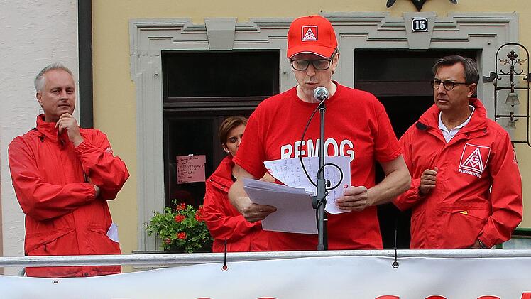 Der REMOG-Betriebsratsvorsitzende Edgar Schneider (Mitte) sowie der IG-Metall-Betriebsbetreuer Jens Öser (links) und der Erste Bevollmächtigte der IG Metall, Edgar Kippes (rechts), übten bei der Kundgebung heftige Kritik an REMOG-Firmenchef Müller. Foto: Dieter Britz