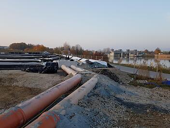 Auf Höhe des Wehrs bei Neuses (rechts hinten) wird der Schlamm aus dem Kanal gesaugt und auf dem Lagerfeld entwässert. Über die braunen Rohre wird das chemisch gereinigte Wasser in den Kanal zurückgeführt. Foto: Ekkehard Roepert