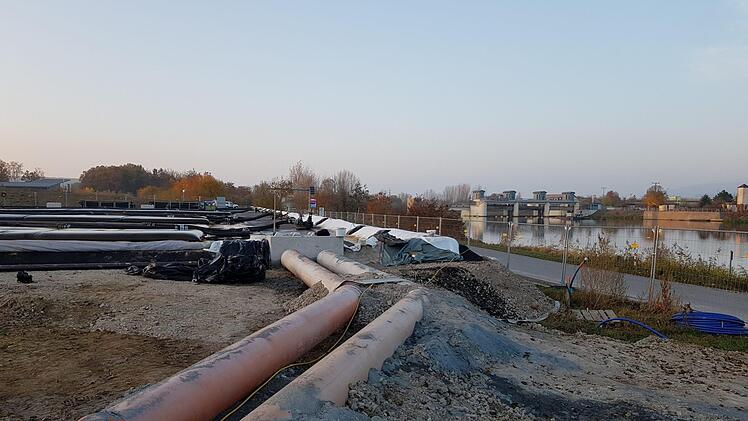 Auf Höhe des Wehrs bei Neuses (rechts hinten) wird der Schlamm aus dem Kanal gesaugt und auf dem Lagerfeld entwässert. Über die braunen Rohre wird das chemisch gereinigte Wasser in den Kanal zurückgeführt. Foto: Ekkehard Roepert