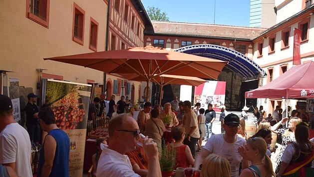 Weil die Hitze nicht ganz so unerbittlich war wie tags darauf, machte das Schlemmen am Samstag mehr Spa&szlig;. Fotos: Eva-Maria Turnwald