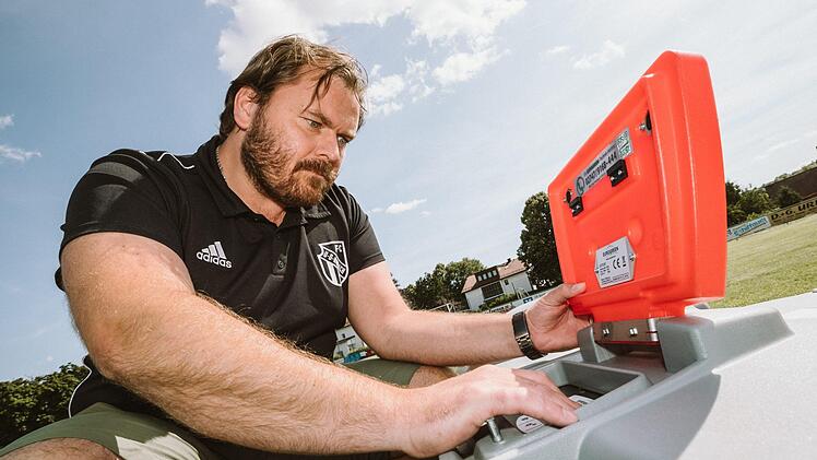 Ein Knopfdruck - und schon weiß der Mähroboter des FC Unter-Oberrodach, zu welchen Zeiten er den Rasen kürzen soll. Vorsitzender Mario Jankowski kann ihn aber auch mit seinem Smartphone steuern. Foto: Marian Hamacher