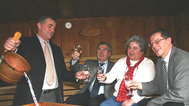 Im Februar 2005 wurde der zehnte Geburtstag der Sauna gefeiert. Wolfgang Schneider, Richard G&ouml;tz, Dritte B&uuml;rgermeisterin Doris W&uuml;stner und Gesch&auml;ftsf&uuml;hrer Werner Philipp stie&szlig;en auf die Erfolgsgeschichte an. Eingeheizt war die Sauna da aber nicht.  Foto: FT-Archiv