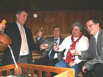 Im Februar 2005 wurde der zehnte Geburtstag der Sauna gefeiert. Wolfgang Schneider, Richard Götz, Dritte Bürgermeisterin Doris Wüstner und Geschäftsführer Werner Philipp stießen auf die Erfolgsgeschichte an. Eingeheizt war die Sauna da aber nicht.  Foto: FT-Archiv
