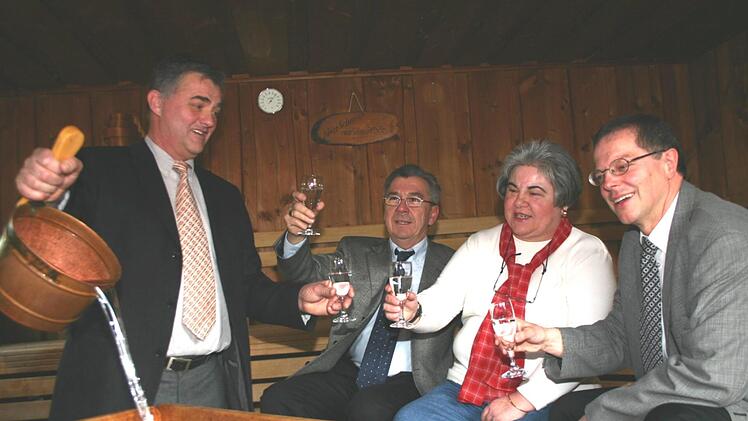 Im Februar 2005 wurde der zehnte Geburtstag der Sauna gefeiert. Wolfgang Schneider, Richard Götz, Dritte Bürgermeisterin Doris Wüstner und Geschäftsführer Werner Philipp stießen auf die Erfolgsgeschichte an. Eingeheizt war die Sauna da aber nicht.  Foto: FT-Archiv