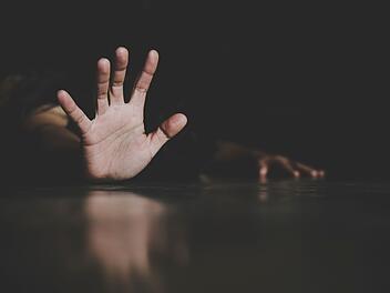 Der 39-Jährige habe seinen Vater am Boden die Luft abgedrückt, bis dieser tot war. Danach schändete er den Leichnam.