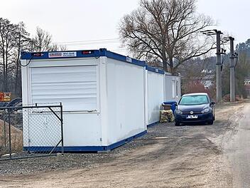 In diesen drei Containern werden die Obdachlosen der Stadt Münnerstadt vorübergehend untergebracht. Inzwischen reichen sie aber nicht mehr aus.