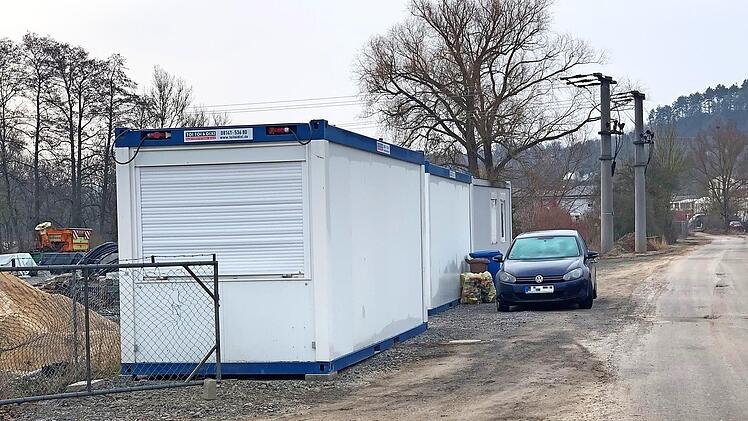 In diesen drei Containern werden die Obdachlosen der Stadt Münnerstadt vorübergehend untergebracht. Inzwischen reichen sie aber nicht mehr aus.