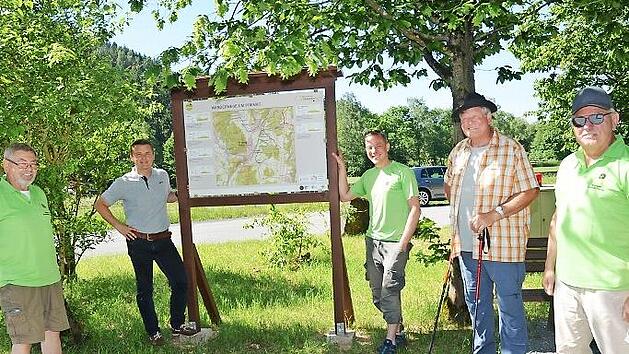 Von links: Rudolf Romig, B&uuml;rgermeister Stefan Heinlein, Bj&ouml;rn Stumpf, Georg Pabstmann, G&uuml;nter Hanna freuen sich &uuml;ber die Informationstafel am &bdquo;Wanderkreisel&ldquo;.