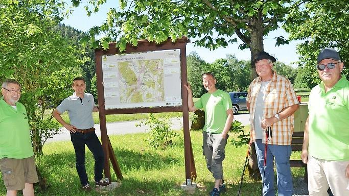 Von links: Rudolf Romig, Bürgermeister Stefan Heinlein, Björn Stumpf, Georg Pabstmann, Günter Hanna freuen sich über die Informationstafel am „Wanderkreisel“.