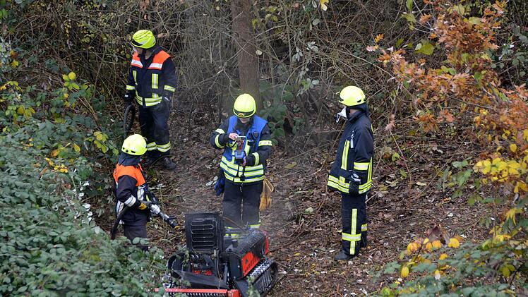 Ein brennendes Mulchgerät in unwegsamen Gelände rief am Samstagmorgen die Garitzer Feuerwehr auf den Plan. Foto: Peter Rauch
