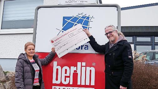 Lebenshilfe-Geschäftsführerin Silke Reitzenstein und Vertriebsleiter Frank de Groot freuen sich über die sinnvolle Verwendung der Berlin-Packaging-Weihnachtsspende.