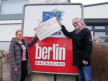 Lebenshilfe-Gesch&auml;ftsf&uuml;hrerin Silke Reitzenstein und Vertriebsleiter Frank de Groot freuen sich &uuml;ber die sinnvolle Verwendung der Berlin-Packaging-Weihnachtsspende.