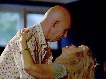 F&uuml;r die Doku suchte man beinahe 35 Jahre nach dem Kinostart von "Dirty Dancing" Fans der ersten Stunde auf. Uwe Heine-Hawley brachte 1988 als Tanzlehrer Bettina J&auml;ger die richtigen Schritte bei. Ob die beiden sie heute noch draufhaben?