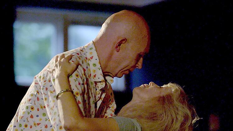 F&uuml;r die Doku suchte man beinahe 35 Jahre nach dem Kinostart von "Dirty Dancing" Fans der ersten Stunde auf. Uwe Heine-Hawley brachte 1988 als Tanzlehrer Bettina J&auml;ger die richtigen Schritte bei. Ob die beiden sie heute noch draufhaben?