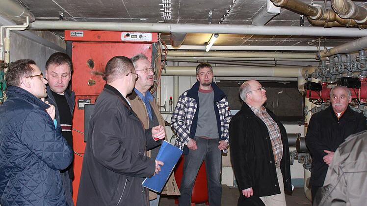 Im Heizungsraum der Grundschule staunten die Besucher. Foto: Katharina Becht