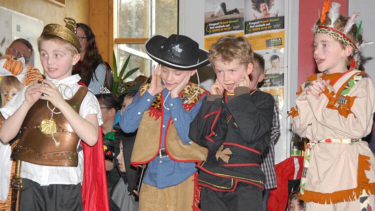 Die Jungs zünden beim Kinderfasching des KCH im Herzogenauracher Jugendhaus eine Stimmungsrakete und kreischen wild drauf los.  Fotos: Bernhard Panzer