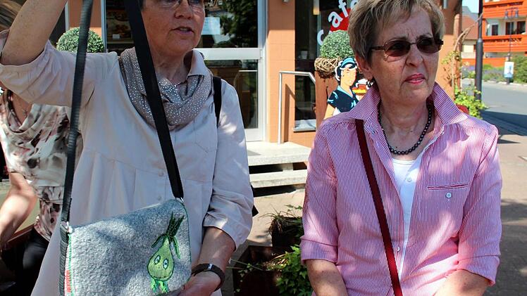 Zweite Bürgermeisterin Jutta Köhler zeigt eine von Petra Hornuth kreierte Adelius-Tasche.