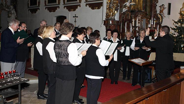 Der Volkschor Kronach lud unter Leitung von Andreas Thiel zu einem Weihnachtlichen Singen in die Klosterkirche ein.