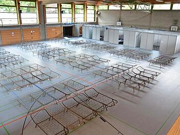 Noch ist nur ein kleiner Teil der Frankenhalle als Schlafquartier hergerichtet. Ob und wann mehr gebraucht wird, weiß niemand. Fotos: Rainer Lutz