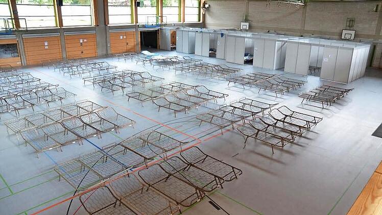 Noch ist nur ein kleiner Teil der Frankenhalle als Schlafquartier hergerichtet. Ob und wann mehr gebraucht wird, weiß niemand. Fotos: Rainer Lutz