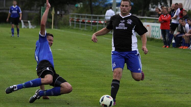 Der Spielertrainer der SpVgg Neideck-Muggendorf, Bernd Audenrieth (r.), wird vom Drügendorf Michael Schmitt per Grätsche gestoppt. Am Ende jubelte aber die SpVgg durch den späten 1:0-Siegtreffer in der A-Klasse 3. Foto: Uwe Kellner