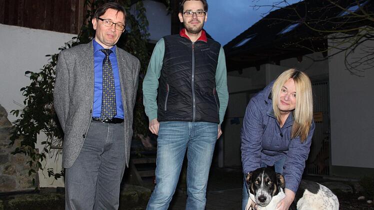 Die gute Nachricht über 2000 Euro Erlös überbrachte BR-Redaktionsleiter Alexander Müller (links) an den Zweiten Vorsitzenden des Tierschutzvereins, Tobias Schöffel, und Sabine Thümmig vom Verein "Tierheimleben in Not". Foto: Nützel