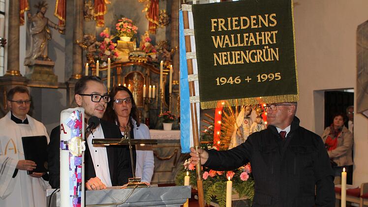 Die Friedensstandarte wechselte - wie alle Jahre - ihren Standort. Vom Pfarreienverbund Rennsteig wurde sie an die Pfarreiengemeinschaft Kronach übergeben. Michael Wunder