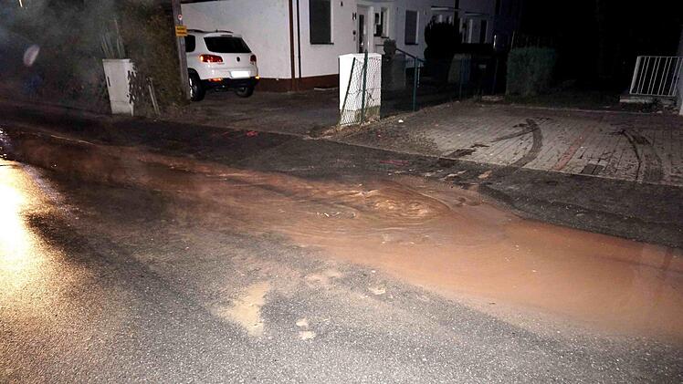 Nach einem Wasserrohrbruch in Herzogenaurach am Freitagabend waren rund 2500 Menschen ohne Wasseranschluss. Foto: Richard S&auml;nger