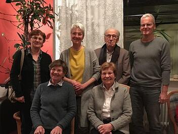 Der neue Vorstand des Eine-Welt-Vereins Bad Kissingen (hinten, von links): Helga Hein (Beisitzerin), Bianca Key (1. Vorsitzende), Kurt Hiebel (Kassierer), Oliver Key (Schriftf&uuml;hrer), Francoise Wielgoss (Beisitzerin), Charlotte Fries (Beisitzerin). Es fehlt die stellvertretende Vorsitzende Elke Brand. Foto: Walter Fries