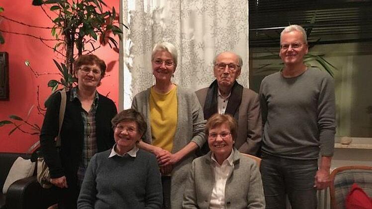 Der neue Vorstand des Eine-Welt-Vereins Bad Kissingen (hinten, von links): Helga Hein (Beisitzerin), Bianca Key (1. Vorsitzende), Kurt Hiebel (Kassierer), Oliver Key (Schriftf&uuml;hrer), Francoise Wielgoss (Beisitzerin), Charlotte Fries (Beisitzerin). Es fehlt die stellvertretende Vorsitzende Elke Brand. Foto: Walter Fries