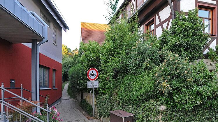 Der Verbindungsweg zwischen den beiden Gebäuden führt von der  Hinteren Dorfstraße zur Michael-von-Deinlein-Straße. Hier ist  die Engstelle deutlich zu sehen.           Foto: Karl Heinz Wirth