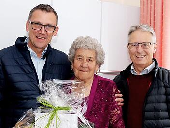 Ludwig Wahl (l.) und Hans Götz gratulierten Barbara Müller. Foto: Blum