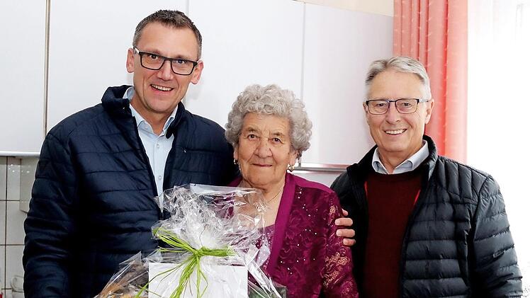 Ludwig Wahl (l.) und Hans Götz gratulierten Barbara Müller. Foto: Blum