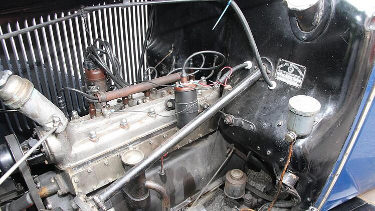 Der 6-Zylinder-Motor ist sehr übersichtlich. Foto: Desombre