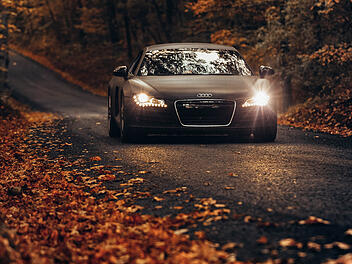 Eine Frau wurde in Alzenau von einem schwarzen Audi angefahren.