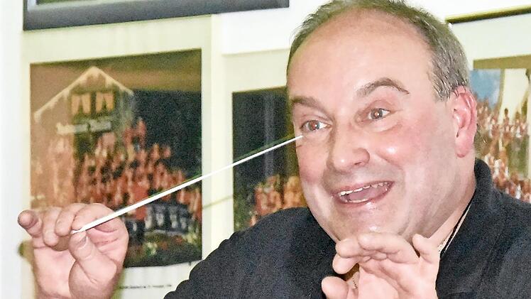 Dirigent Thomas Besand probt mit seinem Ensemble für das Jubiläumskonzert im Saal der Kulmbacher Musikschule.