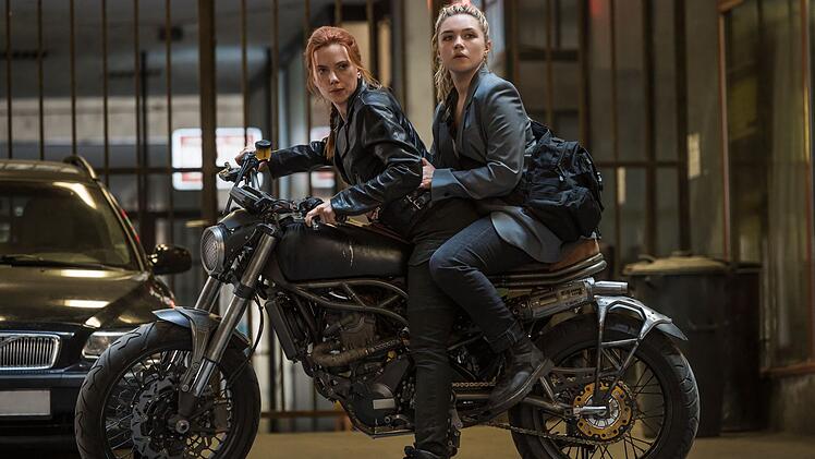 Natasha Romanoff (Scarlett Johansson, links) trifft in Budapest ihre kleine Schwester Yelena (Florence Pugh) wieder - die nat&uuml;rlich auf dem Sozius Platz nehmen muss.
