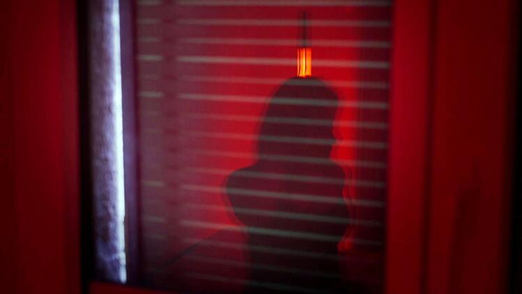 "Loverboys" lassen junge Frauen glauben, in einer Liebesbeziehung mit ihnen zu sein. Mit manipulativen Methoden wie Gaslighting bringen sie ihre Opfer dazu, sich zu prostituieren, um ihre vermeintlichen Geldprobleme zu l&ouml;sen.