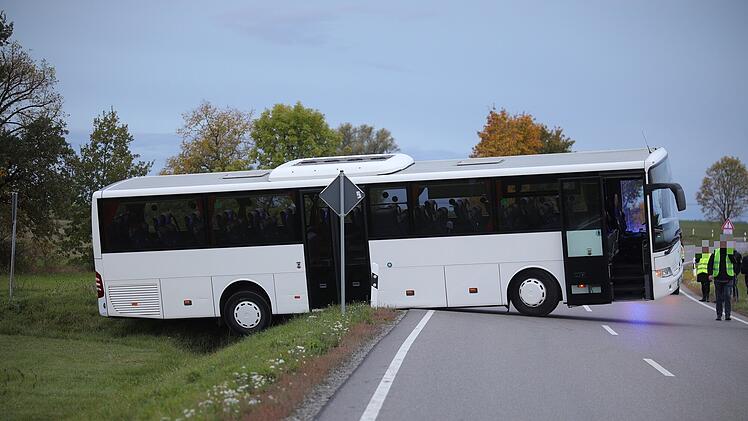 Kreis Ansbach: Bus h&auml;ngt nach Man&ouml;ver quer auf Landstra&szlig;e fest