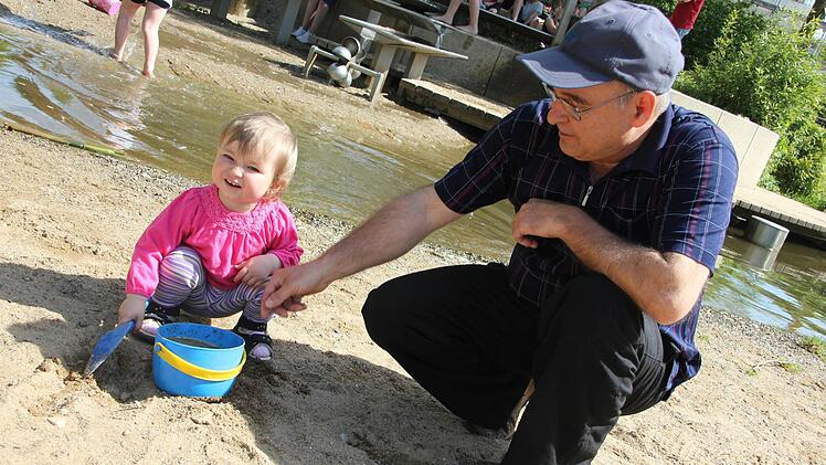 Luisa Urich spielt mit Opa Waldemar Kraus auf dem LGS-Spielplatz.