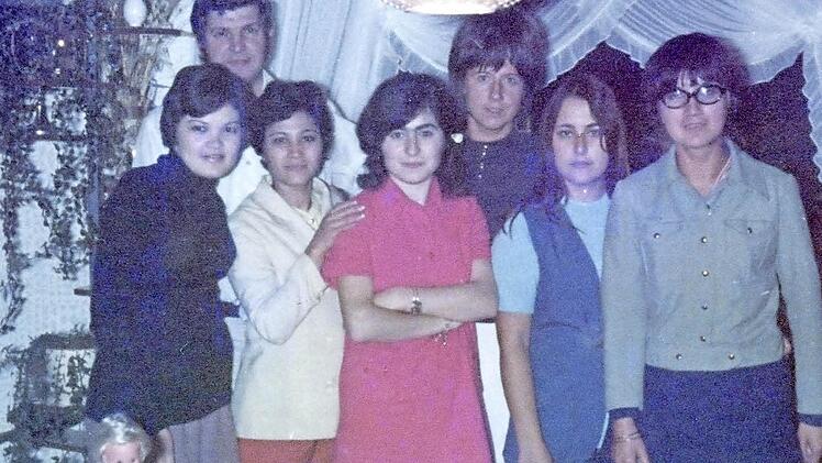 Gebhardt Wehner (hinten) 1971 mit den frisch eingetroffenen Gastarbeiterinnen aus der Türkei. Rechts steht Hamdiye Kleinhenz.  Foto: Privat