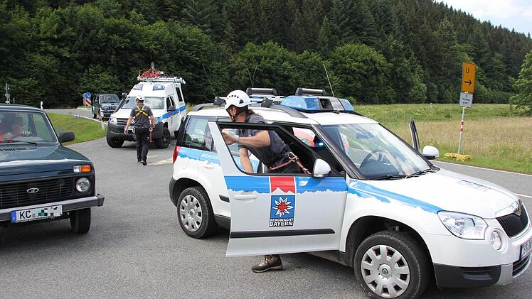 Rettungsdienst und Bergwacht treffen ein.  Foto: Friedwald Schedel