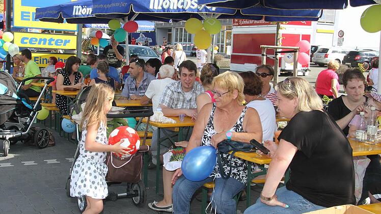 Essen, trinken, feiern - und spenden, das war das Anliegen des Festes.