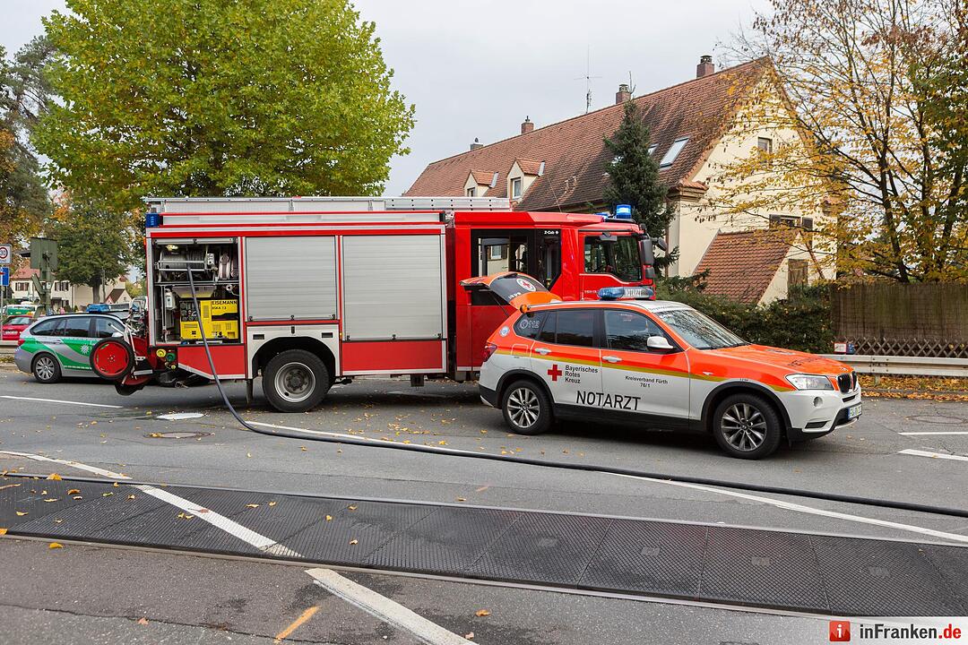 BMW kracht an Bahnübergang gegen Leitplanke