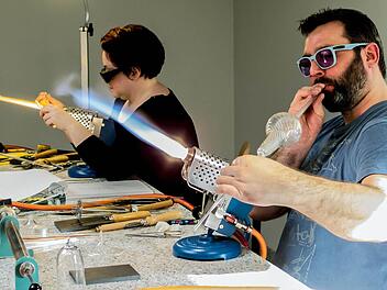 Karina Guevin und Cédric Ginart bei ihrer künstlerischen Arbeit im Glasmuseum Rosenau. Foto: Jochen Berger