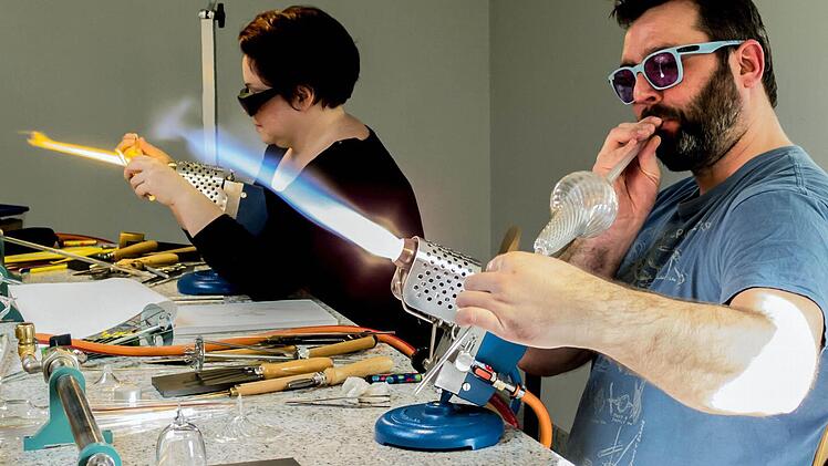 Karina Guevin und Cédric Ginart bei ihrer künstlerischen Arbeit im Glasmuseum Rosenau. Foto: Jochen Berger